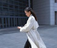 小走りする女性